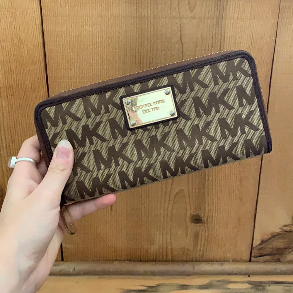 Michael Kors Wallet / Michael Kors Clutch